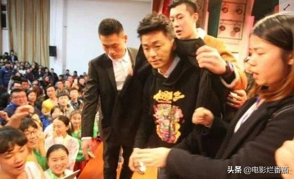 孙红雷还乡遭群嘲？明星出行乱象，为何屡屡触碰公众底线