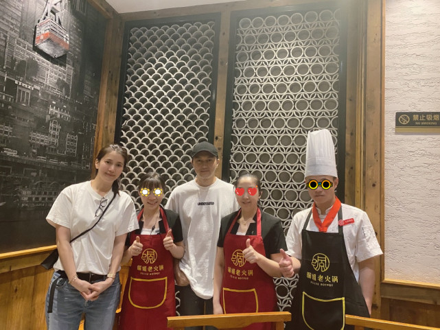 张智霖夫妇穿情侣装吃火锅，袁咏仪面色粉润，49岁脸部生图绝了
