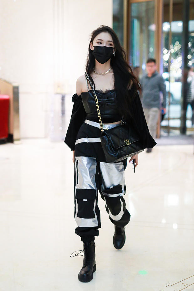 大S胖点更像“阔太太”，穿露肩上衣肤白貌美，