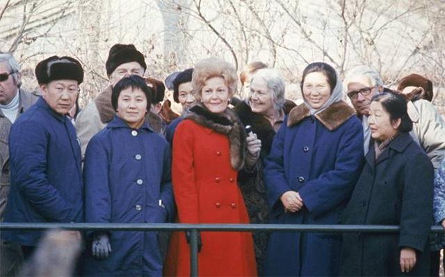 尼克松结束访华后，带回茅台酒向女儿展示，差