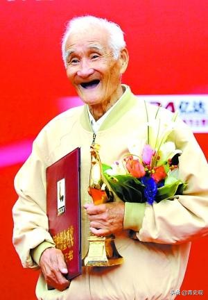 他生于河北，執(zhí)導(dǎo)了新中國第一部科教片，90歲時榮獲終身成就獎