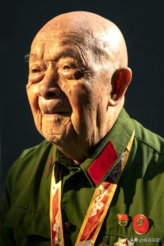 重机枪战神：肠子打出来不下火线，歼灭400美军，击落敌机一架