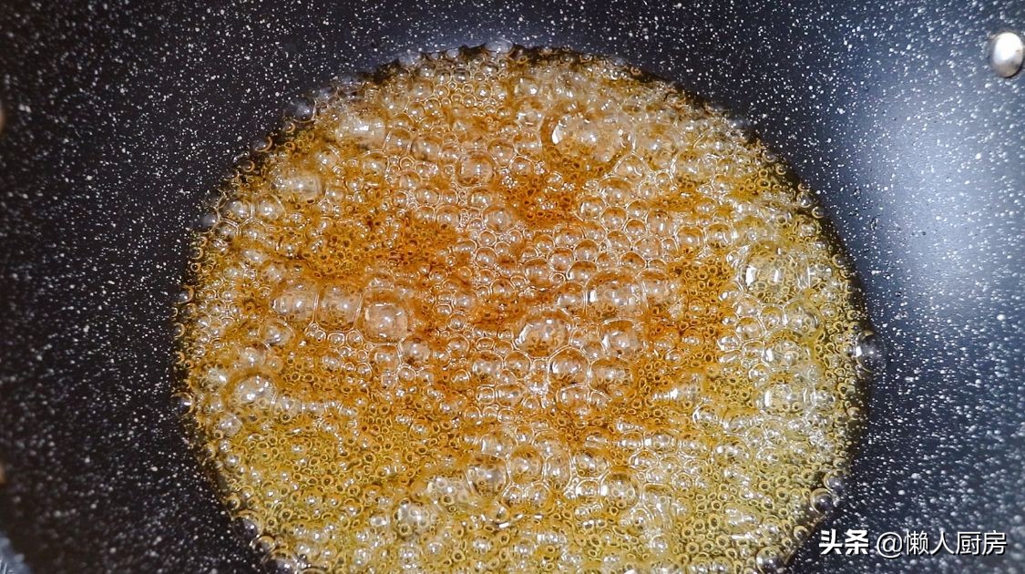 做糖葫蘆時，注意2點，做出來的糖葫蘆不黏牙，不粘手，不反沙