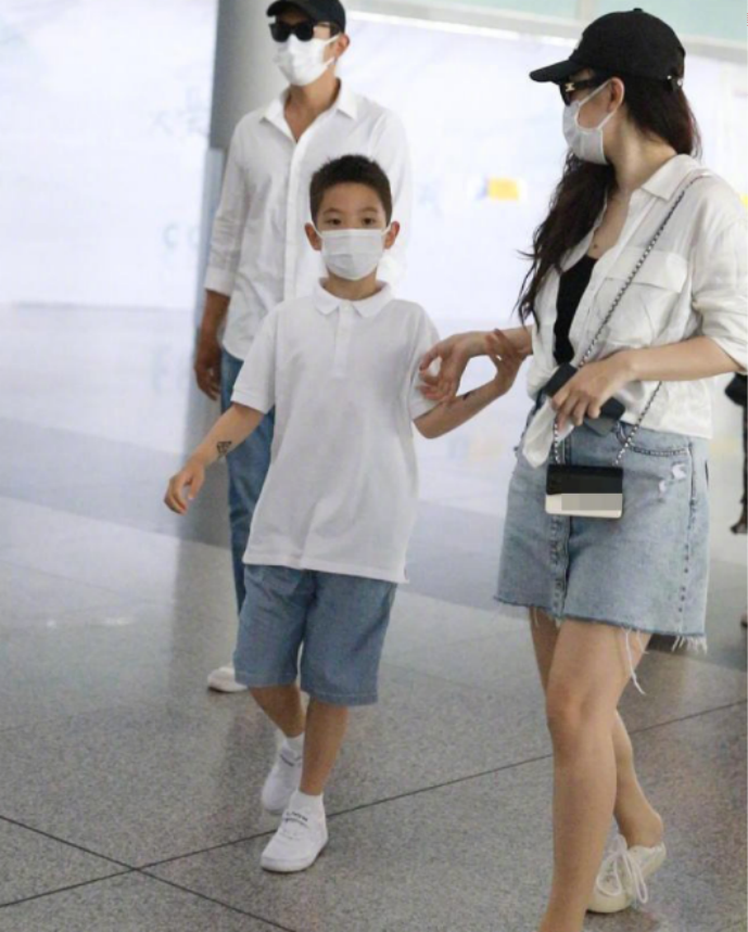 杜江带嗯哼现身机场：一身简约服装如小正太，谁料他的身高更吸睛