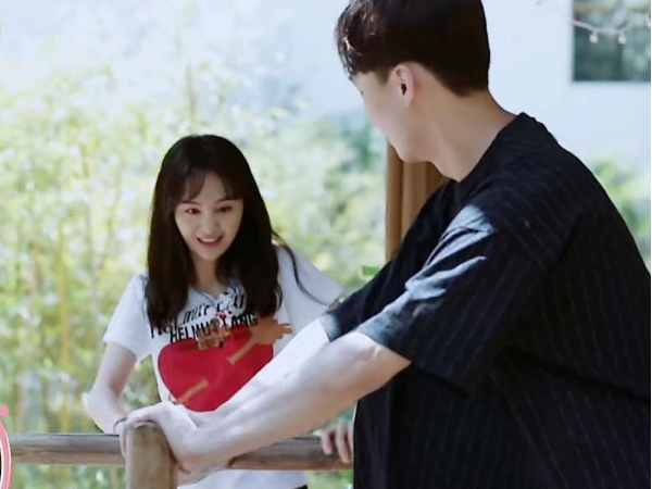 郑爽庭审后首次现身机场，状态极差需两人搀扶