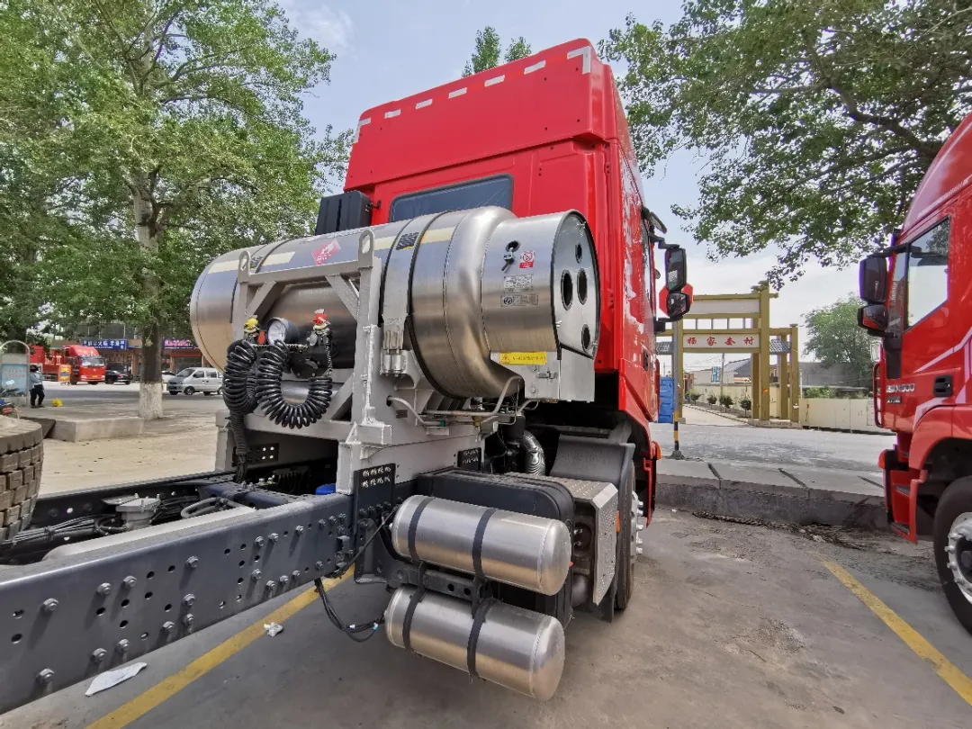 自重8.8吨的上汽红岩杰狮C6天然气牵引车 搞煤矿