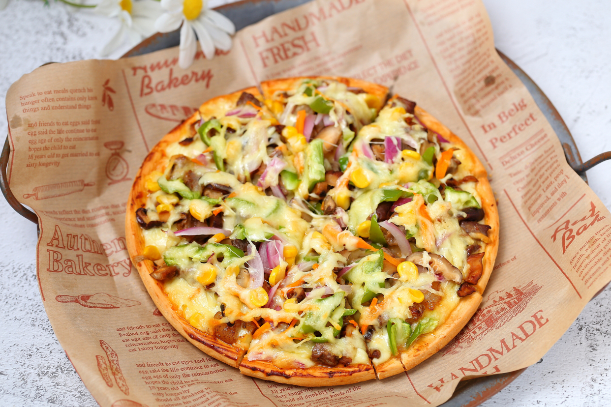 自制美味诱人的大披萨，瀑布拉丝老过瘾了，比必胜客里的还好吃