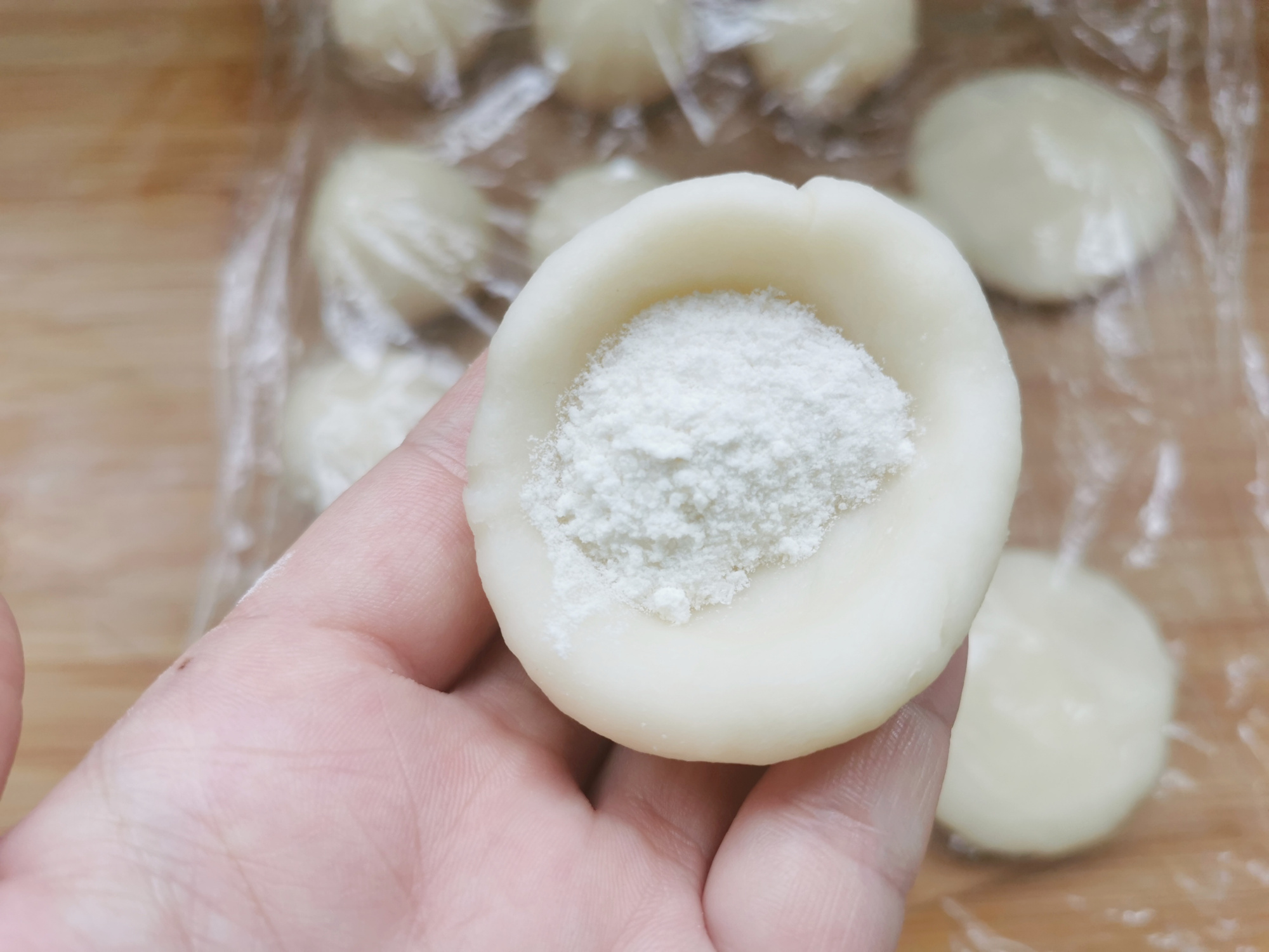 面粉中倒入开水搅一搅，做出来的糖糕个个空心鼓大泡，外酥里软