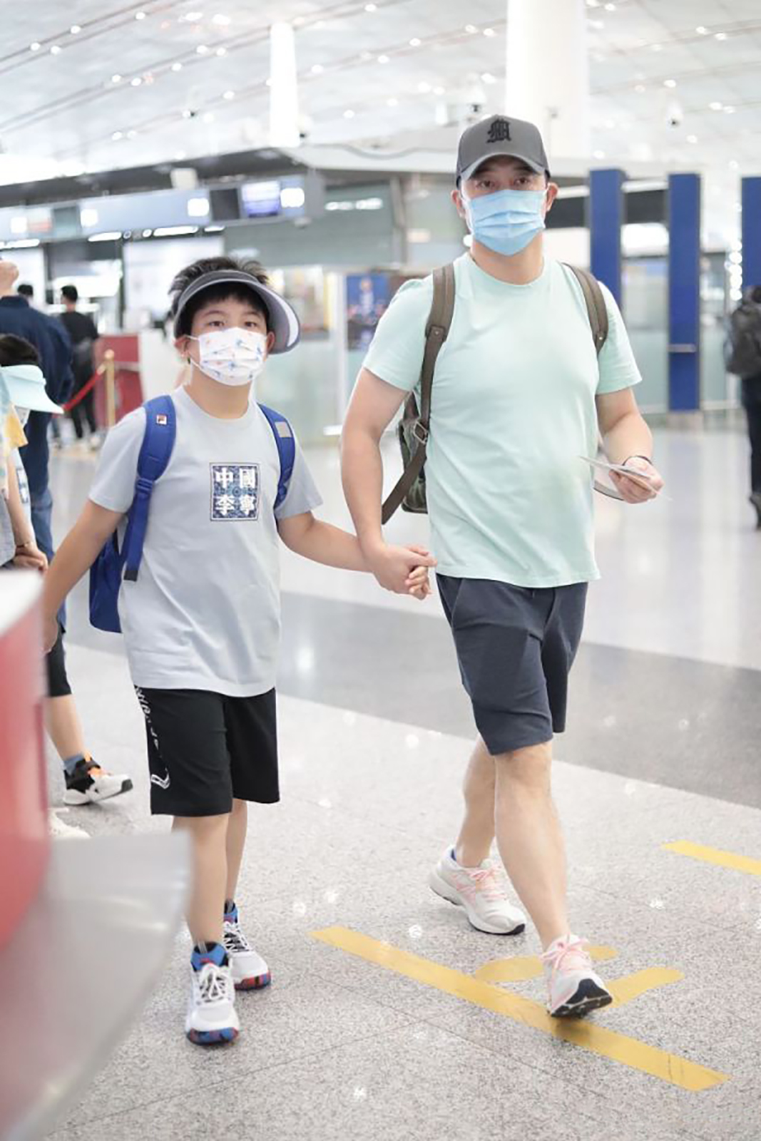 沙溢胡可一家四口出行，安吉小鱼儿长高不少，变圆润越来越像爸爸