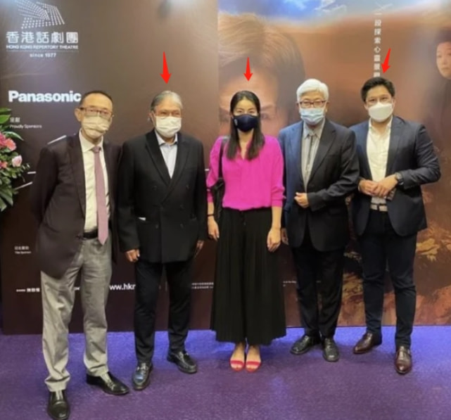 好幸福！郭晶晶晒一家五口温馨日常，与霍启刚爬山自拍秀足恩爱