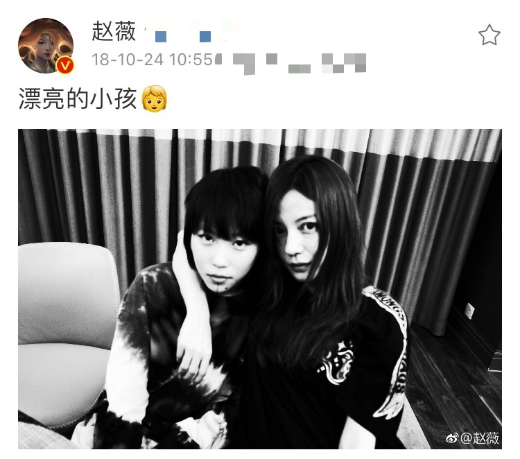 赵薇与窦靖童偶遇闲聊，45岁赵薇打扮似邻家少女，两人裤子吸睛