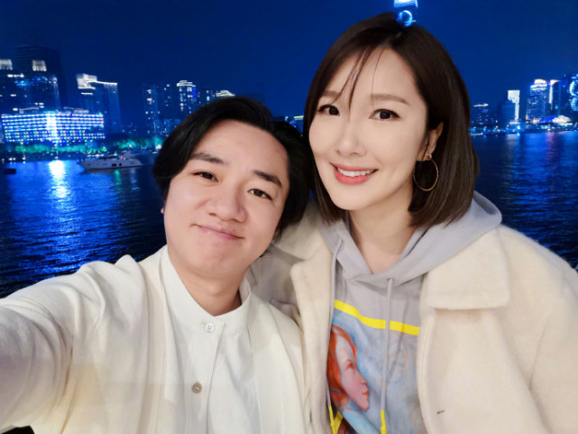 王祖藍曬全家福慶二寶滿百天，妹妹長相隨媽，姐姐笑起來超像爸爸