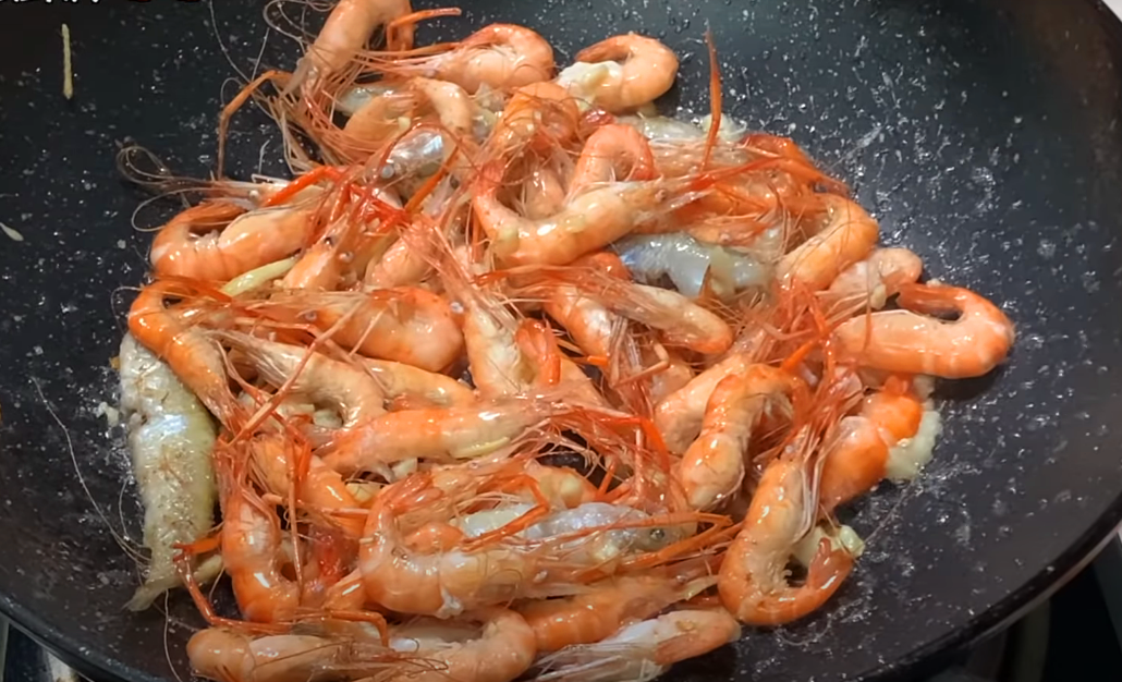 Two ways to eat a plate of river prawns, delicious and delicious.