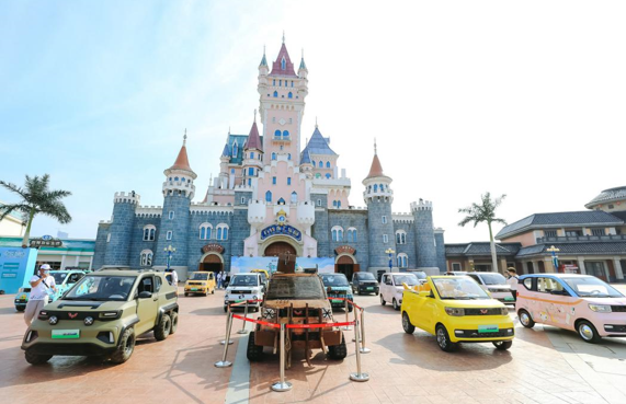 宏光MINIEV上市一周年 两大顶流跨界开启“大人们的小乐园”第三季