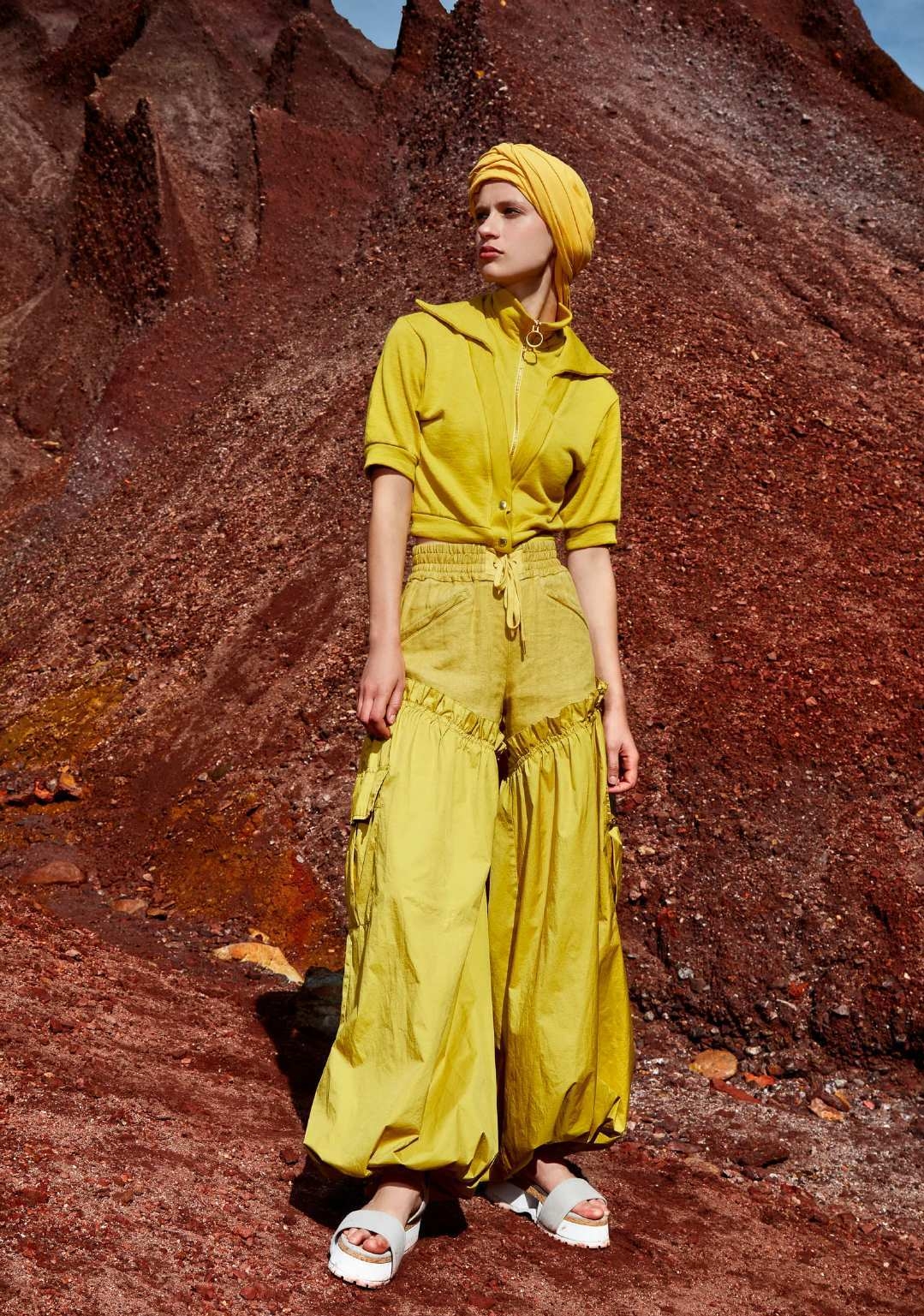 泰国“甄嬛”宠冠六宫！跪地上挑选礼服，泰王