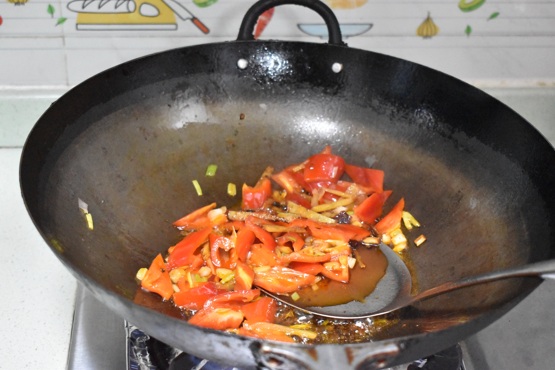 夏天吃它最鲜美，很多人第一步就做错了，这样简单炒一炒好吃营养