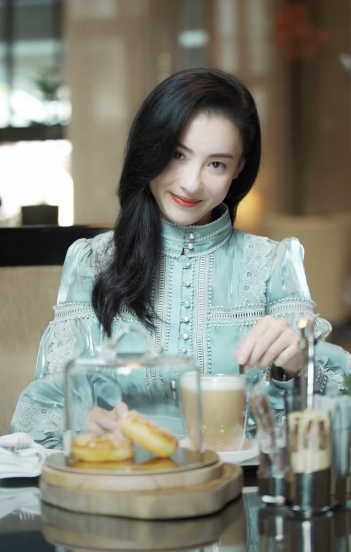 张柏芝最近身材是“反弹”了吗，侧面看似“圆