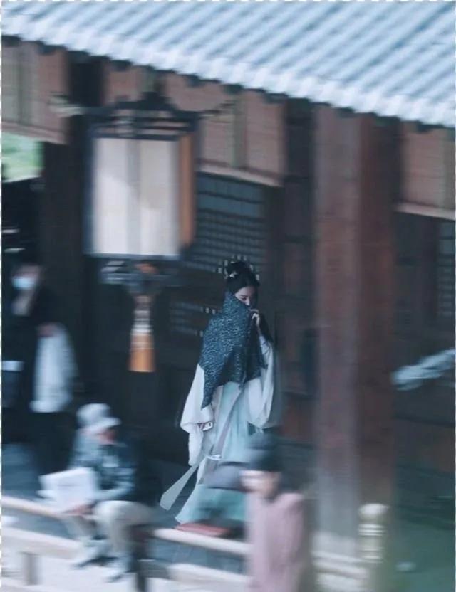 Below far Yi Fei seeing Liu and old dawn bridge opening in be passionately in love... it is # Liu Yifei so Chen Xiao pulls hand road to appear #