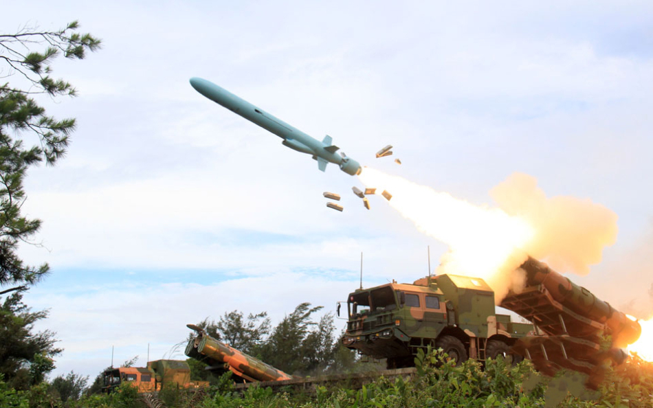 巴基斯坦試射中國"航母殺手"，英國靶船被當場撕成兩半