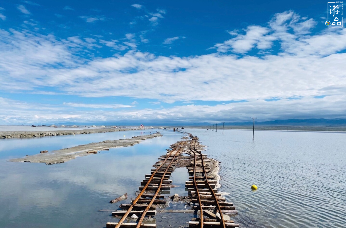 重庆南滨路天空之镜被吐槽，一个普通的小水池，还被当成宝贝