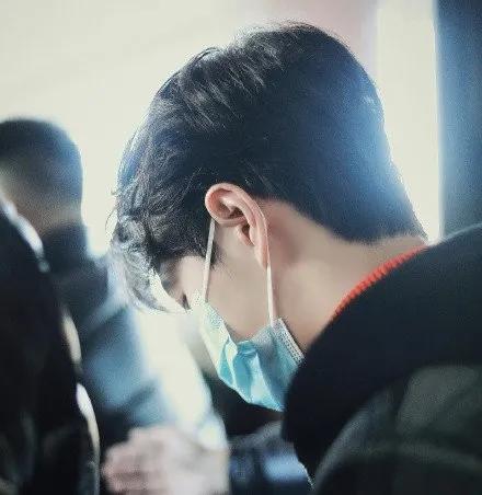 Wang Yibo attends CCTV spring late couplet to discharge, red is built to get sweater high inside this Yan Zhi also is absolutely