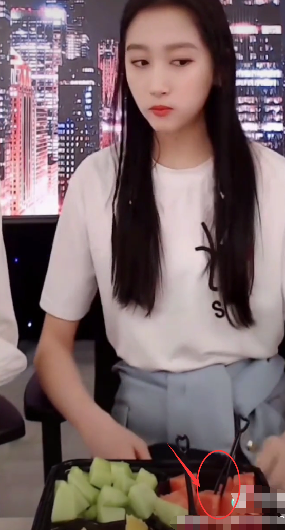 关晓彤直播吃西瓜，谁注意她把叉子放在哪儿了