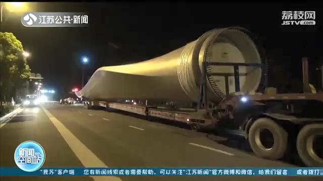 重型货车违法改装还行驶在市区主要道路 后方小车遭殃