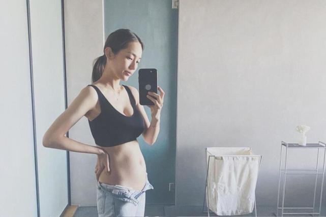 余文樂老婆曬孕期照，生產前7週不顯懷，網友：肚子太小不可思議