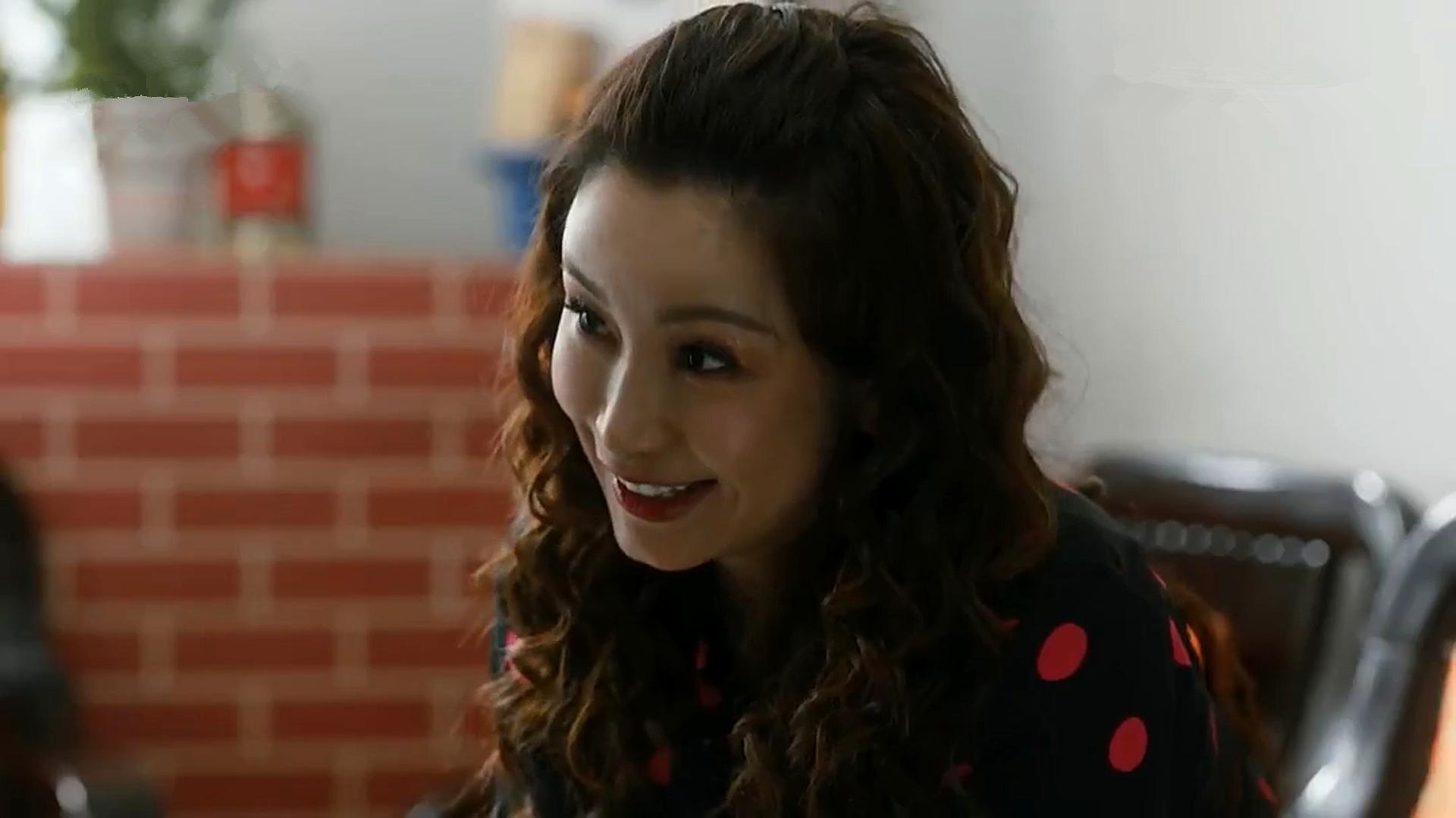 《装台》42岁秦海璐与90后男孩演情侣，这样的爱