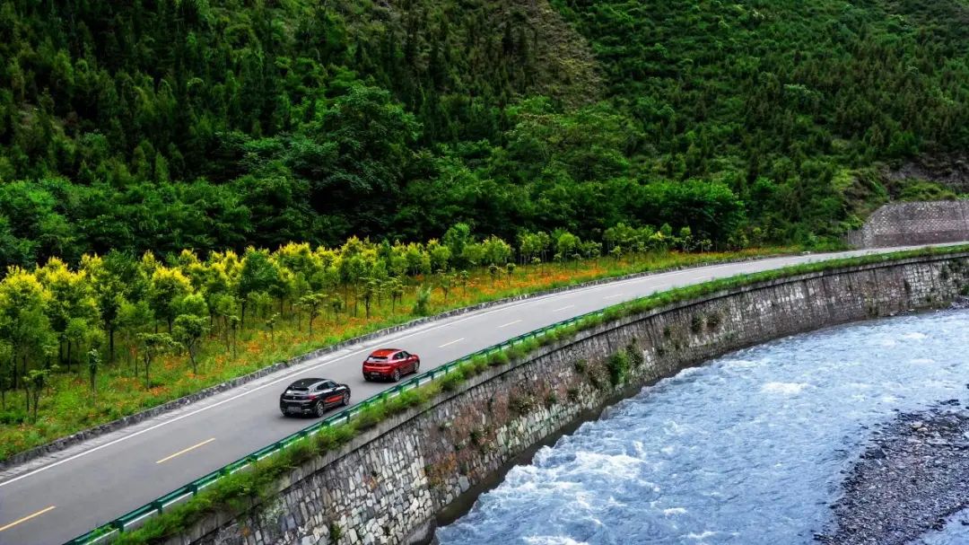 前驱宝马也能开出乐趣！试驾新款宝马X2曜夜版