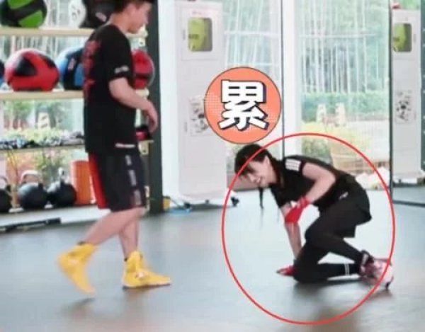 郑爽做运动太累直接蹲下去，却忘记穿的是紧身