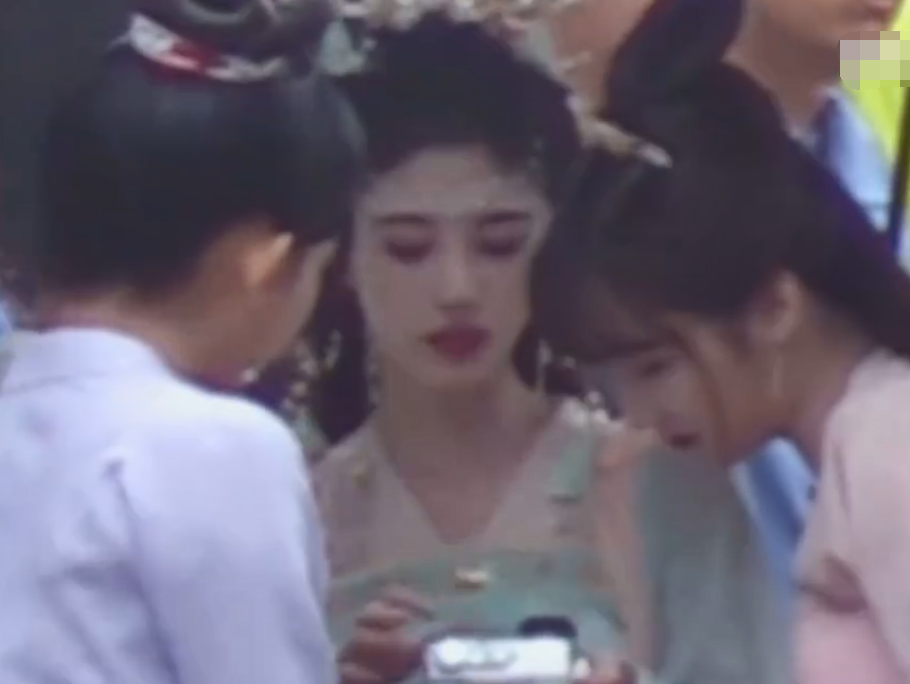 大热小花路透：鞠婧祎造型出彩但粉底厚，赵露思红绿搭配好霸气