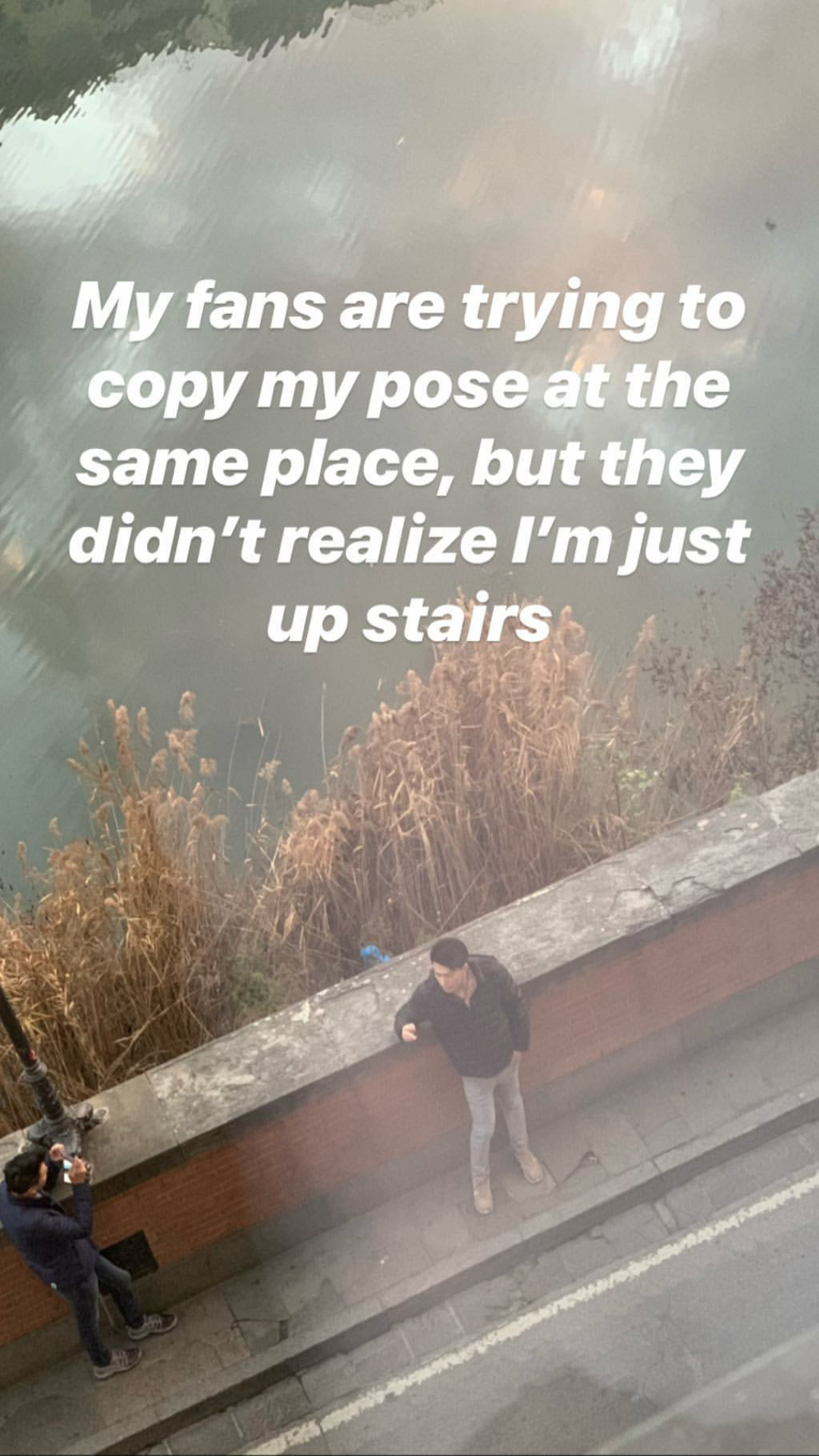 周杰伦全家打卡巴黎名胜，父女俩复刻名画超会玩，小周周亭亭玉立
