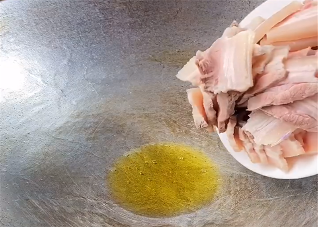 回锅肉一定要这样做，简单易学，在家就能吃到饭店的味道