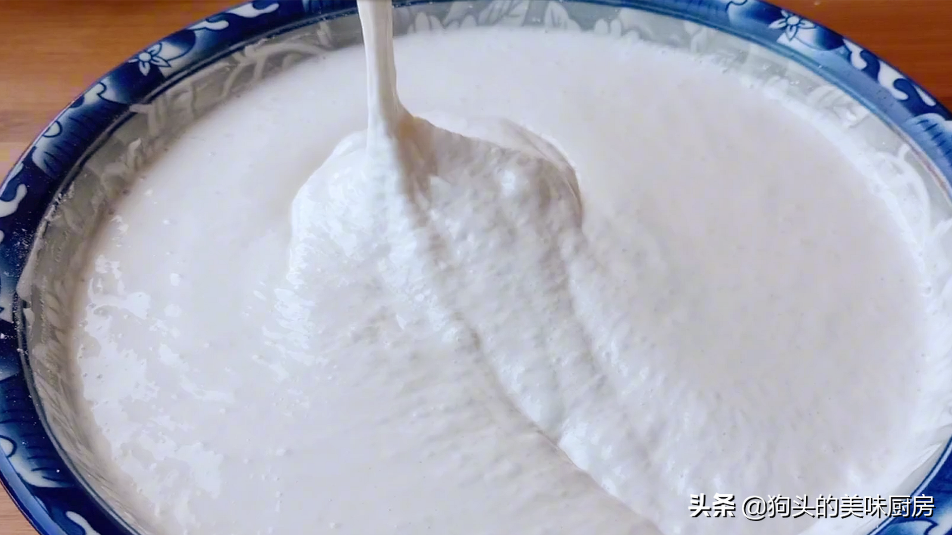 它比饅頭簡單，比麵包好吃，我家隔三差五就做，香甜鬆軟真好吃