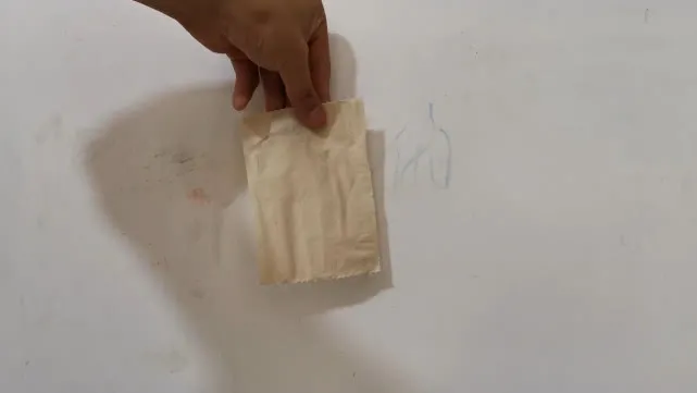 白墙脏了不用重新刷,墙壁上抹一点,简单擦一擦就干净