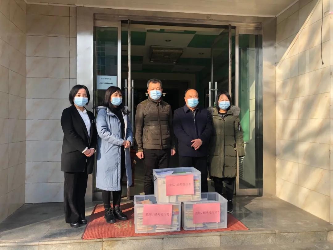 韩城市司马迁图书馆赠书慰问支援白水县疫情防控流调人员（图）