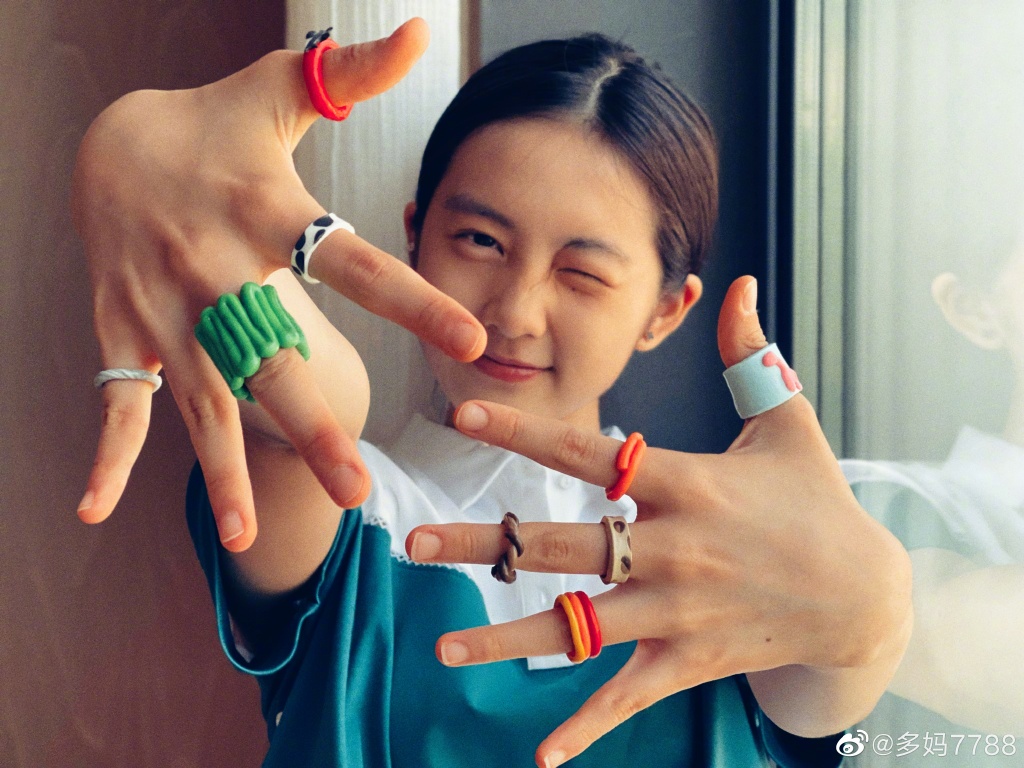 孫莉曬多多和何炅排練話劇，15歲多多氣質靈動，身材曲線愈發明顯