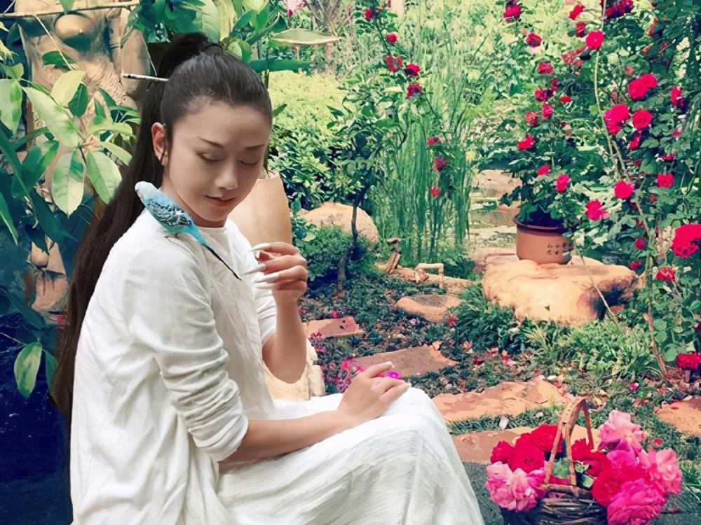 杨丽萍陪客拿空碗做样被批做作，20年不吃饭的她