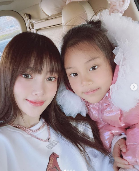 李小璐帶女兒滑雪，吐槽甜馨長太重卻抱著不撒手，母女同框超有愛