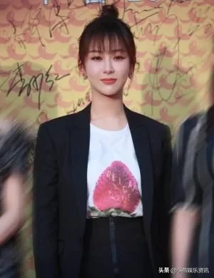 杨紫太有“女王范”，穿条纹短袖配阔腿裤，少女感十足