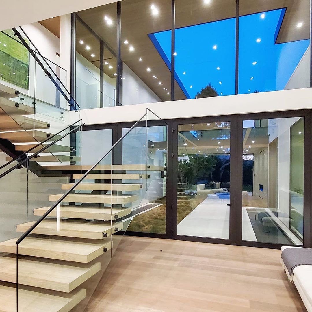 252㎡玻璃別墅掏空天花板，夜晚抬頭就是星空，美景貫穿全屋