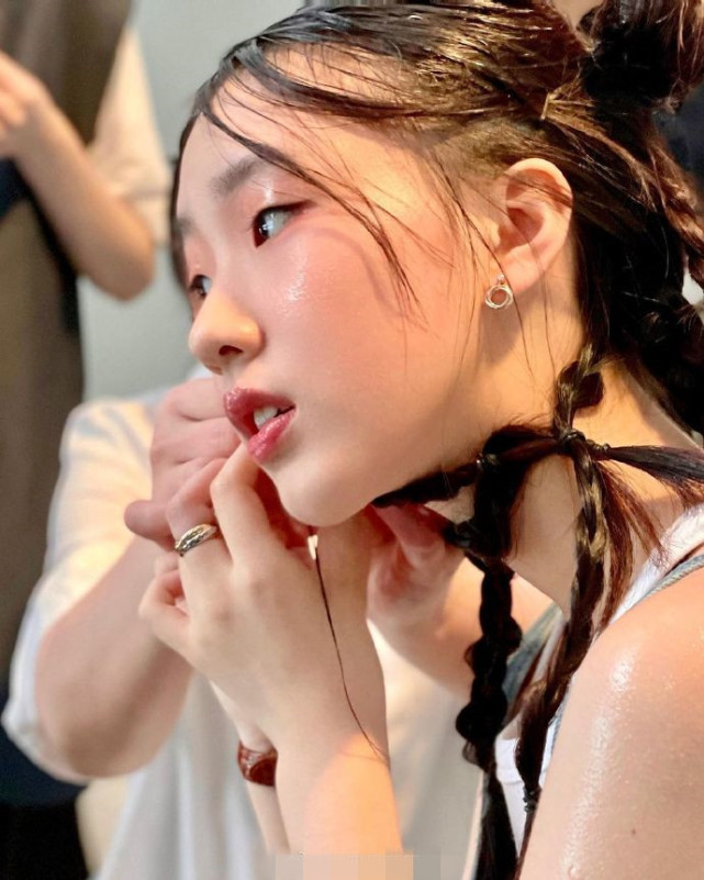 小S大女兒許曦文最新大片，皮膚白皙透亮，碎發遮面大展高級美