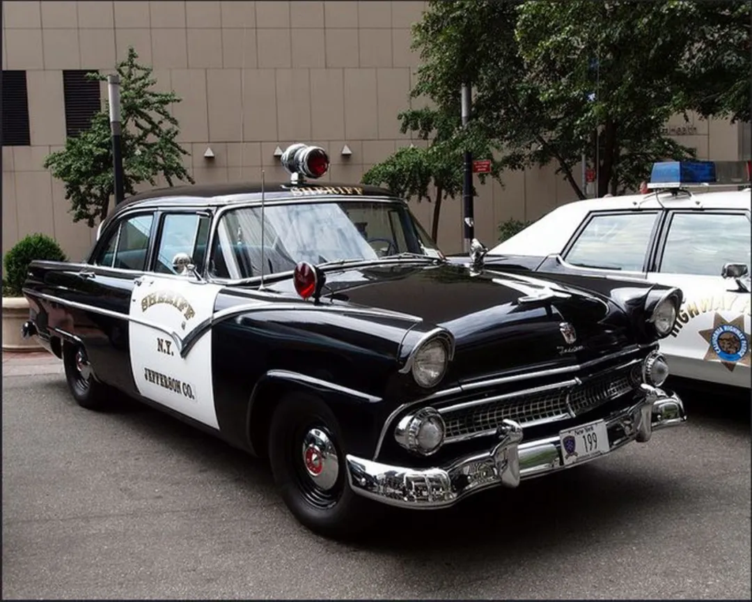 警車高速追擊坦克！為什么美國警車的性能都必須如此強(qiáng)悍？
