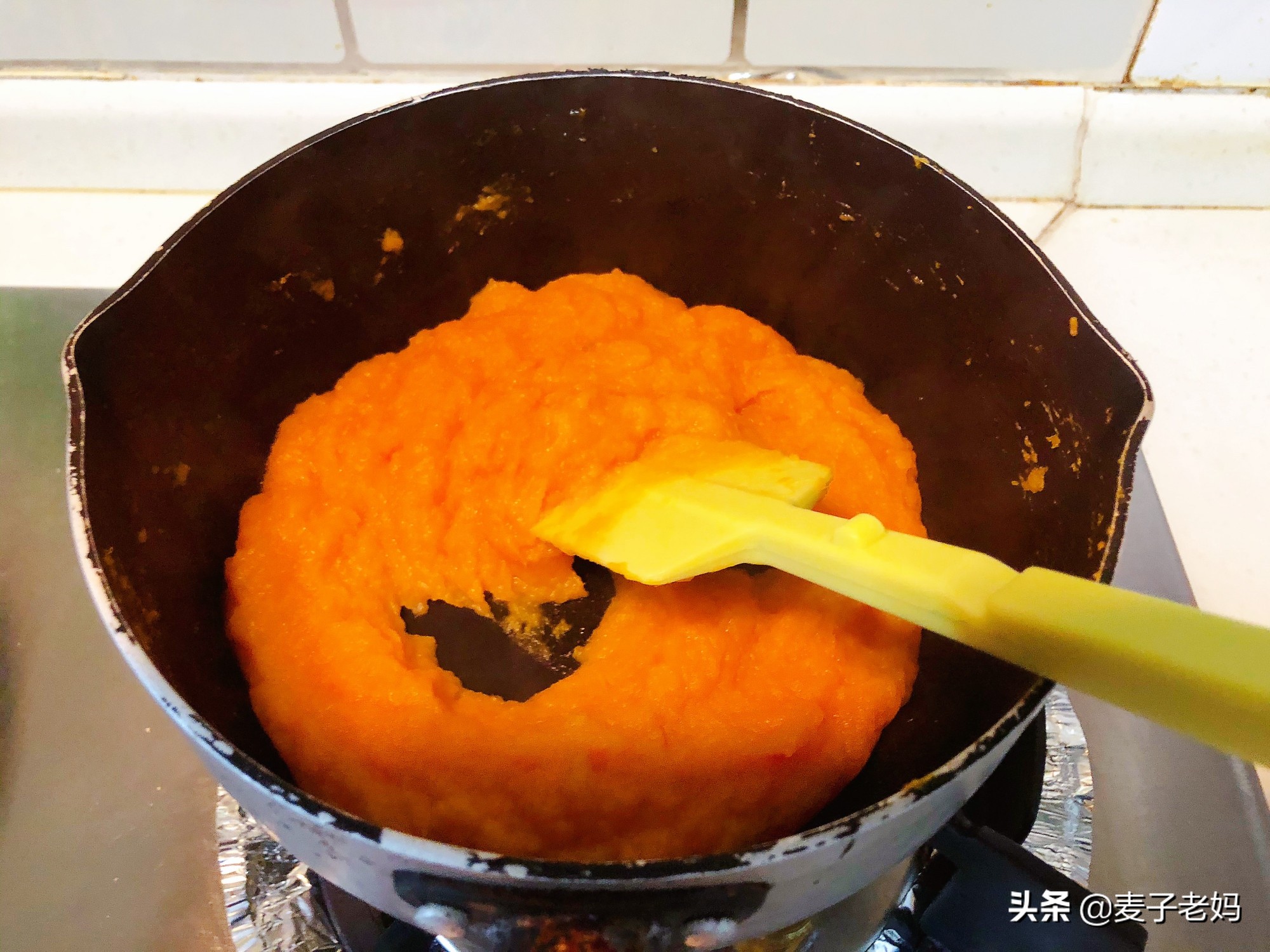 Pink of polished glutinous rice adds milk to mix, bake, outside fragile li of glutinous, added sweet yam stuffing to still can explode oar