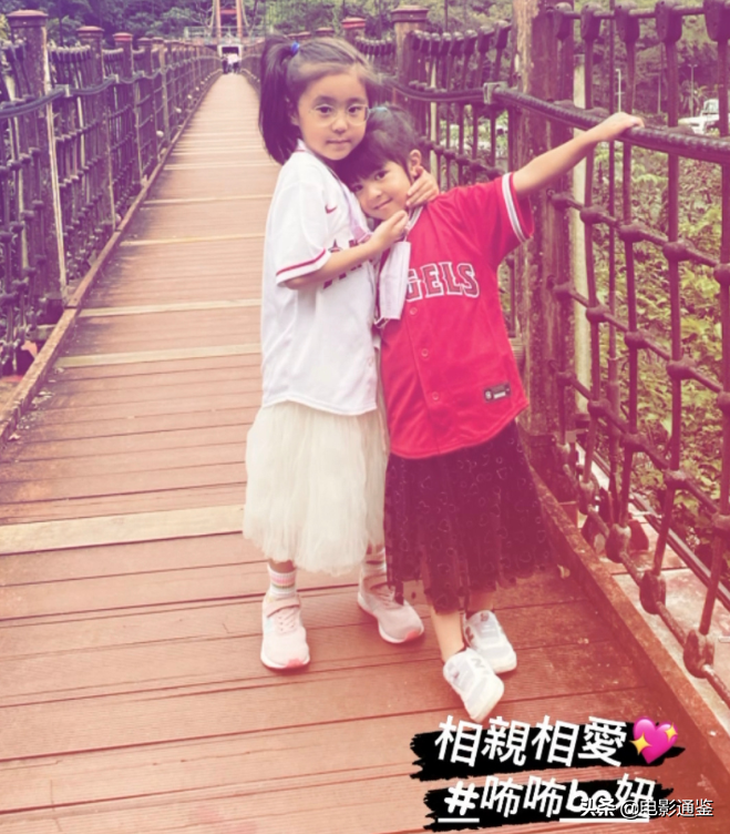 咘咘波妞又有新旅遊照！ 姐姐乖巧又養眼，3歲妹妹裝淑女啦
