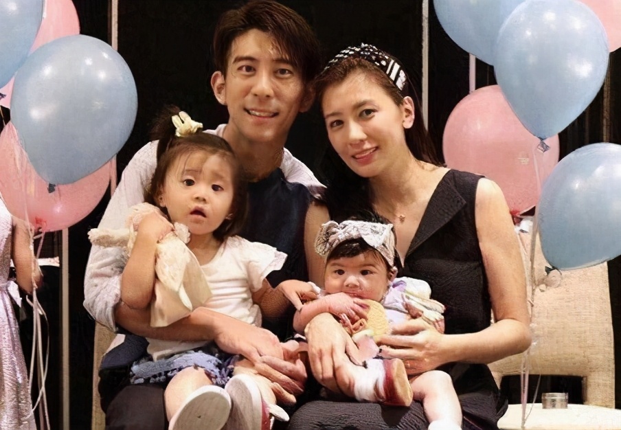 暖心咘咘成“寵妹狂魔”，小手一直護著波妞，媽媽賈靜雯吃醋沒？