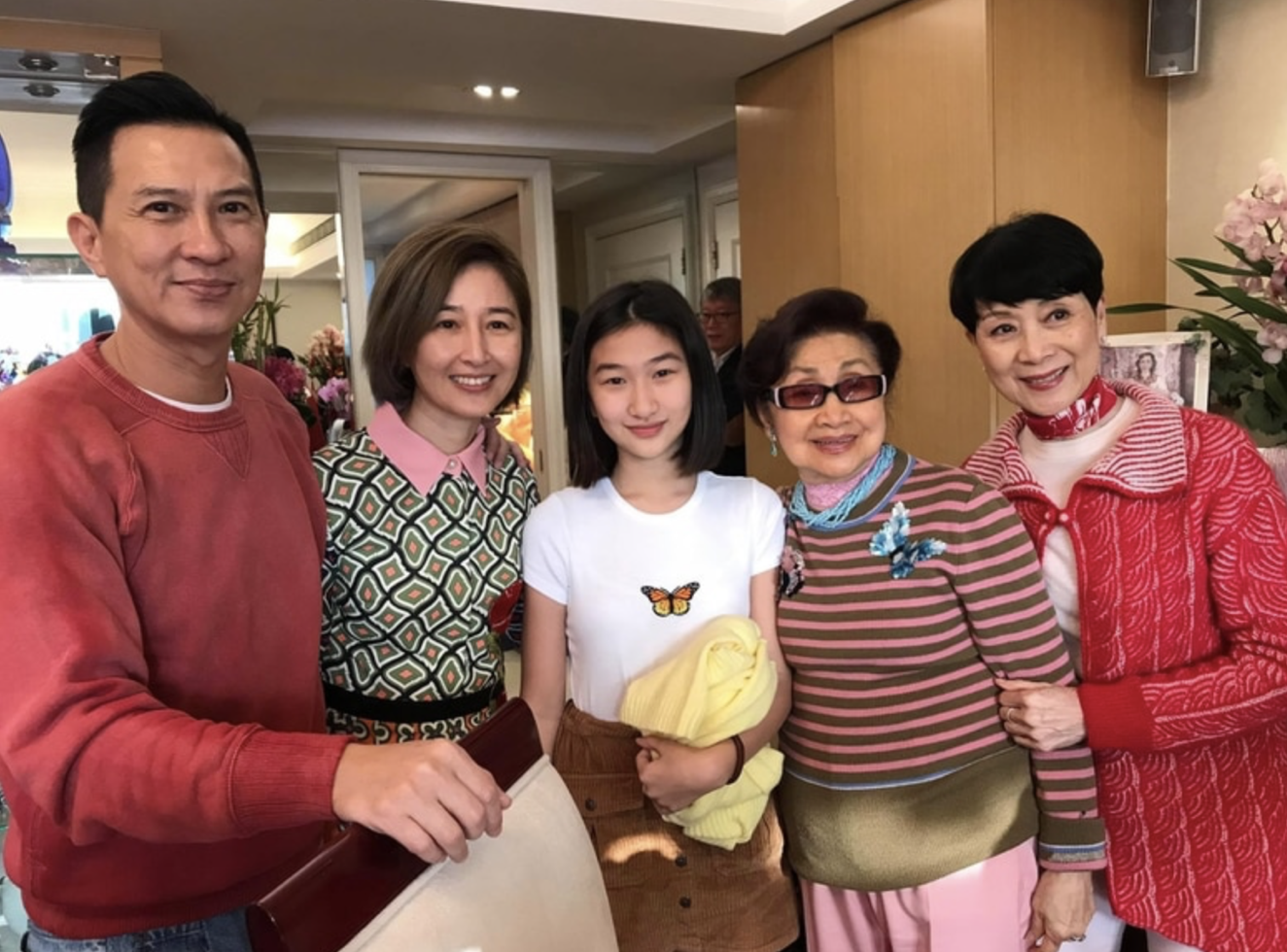 張家輝攜妻女外出享家庭樂，15歲女兒身高矚目，亭亭玉立像關(guān)詠荷
