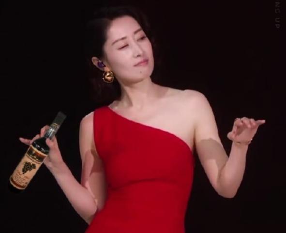 全职妈妈7年被抛弃，如今女团出道惹人醉：网友：姐手上是红酒杯