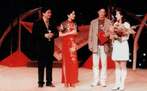 江珊：閃婚震驚一時，與靳東姐弟戀5年，如今54歲卻依舊美如少女